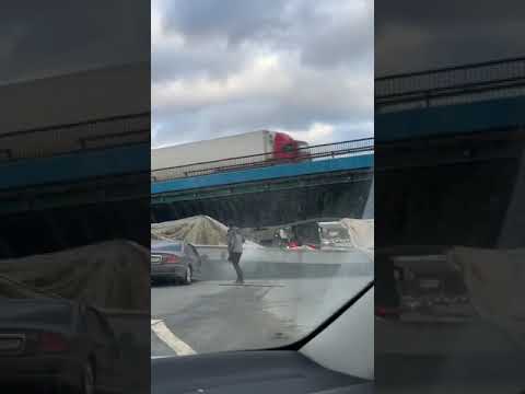 В Москве балка рухнула на дорогу и расплющила Hyundai (ВИДЕО)
