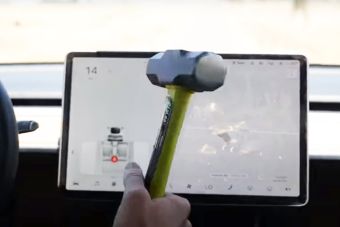 Дисплей Tesla Model 3 проверили на прочность молотком (ВИДЕО)