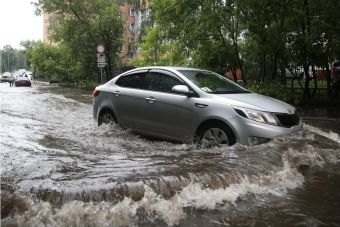 В Москве из-за суперливня затопило дороги (ВИДЕО)