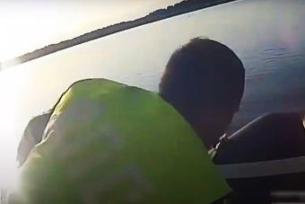 ВИДЕО: погоня ГИБДД за пьяным водителем на лодке с веслами в Северодвинске