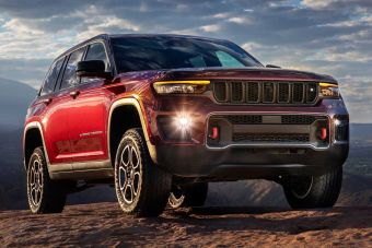 Jeep представил пятиместный Grand Cherokee нового поколения: его можно подключать к розетке