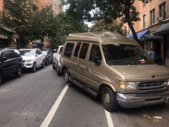 В Нью-Йорке припаркованные фургоны два года сдавали как койко-места для туристов. И никто этого не замечал