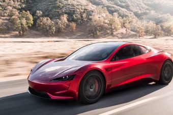 Tesla рассказала, когда начнет производить электрический спорткар Roadster