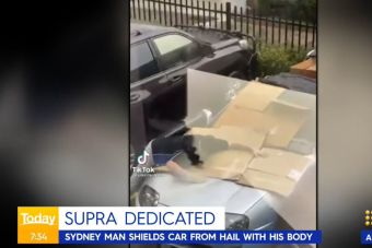 ВИДЕО: мужчина спасает старую Toyota Supra от града
