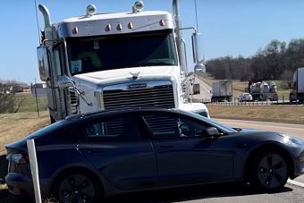 ВИДЕО: водитель грузовика не заметил, что тащил по трассе Tesla Model 3 на автопилоте