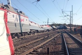 В Амурской области поезд сошел с рельсов из-за столкновения с грузовиком