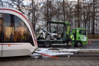 ВИДЕО: в Москве трамвай смял Хонду и ударил ее о фонарный столб