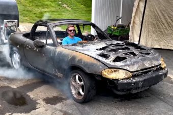 ВИДЕО: американец катается на сгоревшей Mazda MX-5