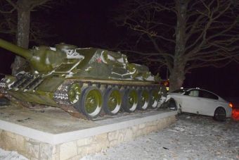 В Словакии мощный немецкий седан пытался протаранить советскую бронемашину (ФОТО)