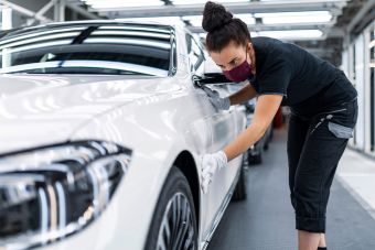 Mercedes выплатит своим сотрудникам по итогам года премию в 500 тысяч рублей