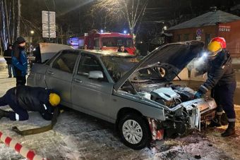 ВИДЕО: в Курске машина провалилась в огромную дыру в асфальте