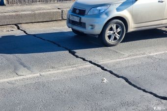 Во Владивостоке из-за морозов треснул автомобильный мост