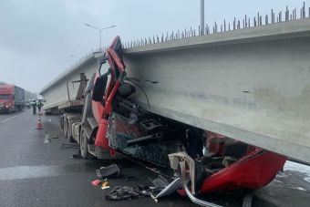 ВИДЕО: мостовая балка раздавила грузовик на трассе в Ростовской области