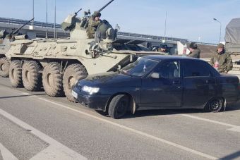 В Крыму при отводе войск БТР врезался в «десятку»